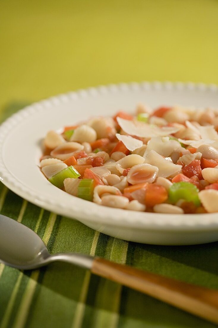 Pasta Fagioli (Nudelsuppe mit Bohnen und Parmesan)