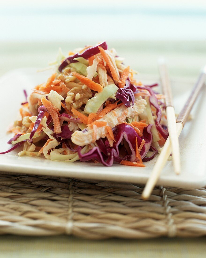 Rohkostsalat mit Walnüssen (Asien)