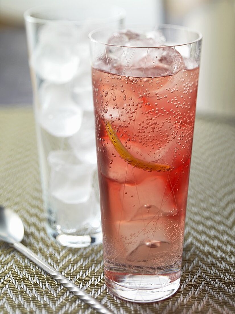 Wodka Cranberry mit Eiswürfeln im Longdrinkglas