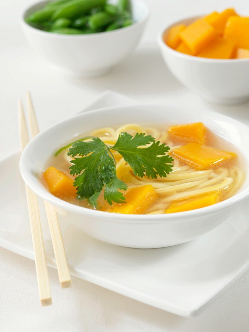 Helle Miso-Suppe mit Sobanudeln und Kürbis