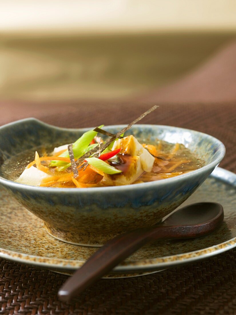 Miso-Suppe mit Tofu, Gemüse und Algenstreifen