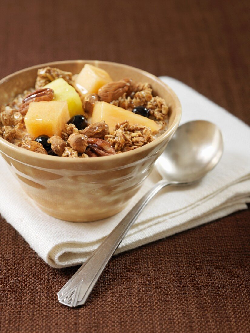 Ein Schälchen Knuspermüsli mit frische Früchten