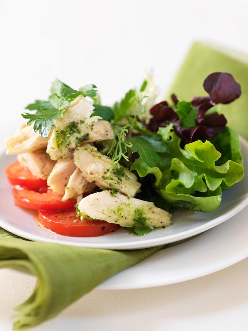 Salat mit Hähnchenbrust und Pesto-Dressing