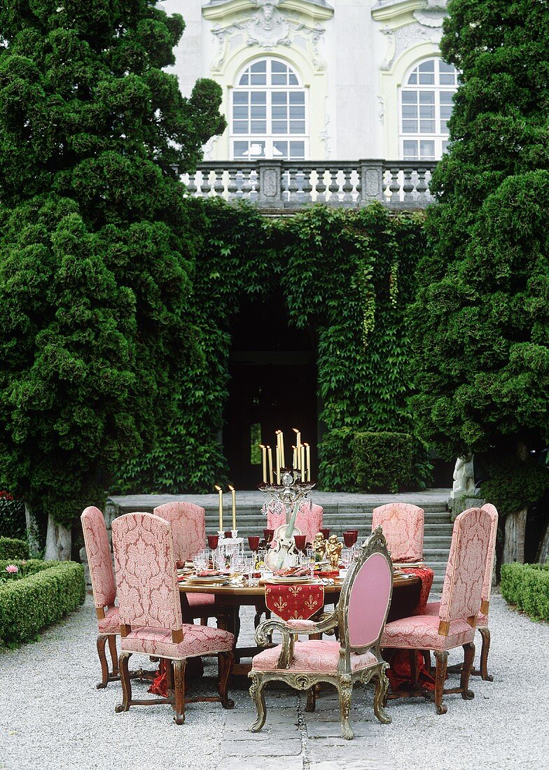 Festlich gedeckter Tisch in einem Schlosspark (Österreich)