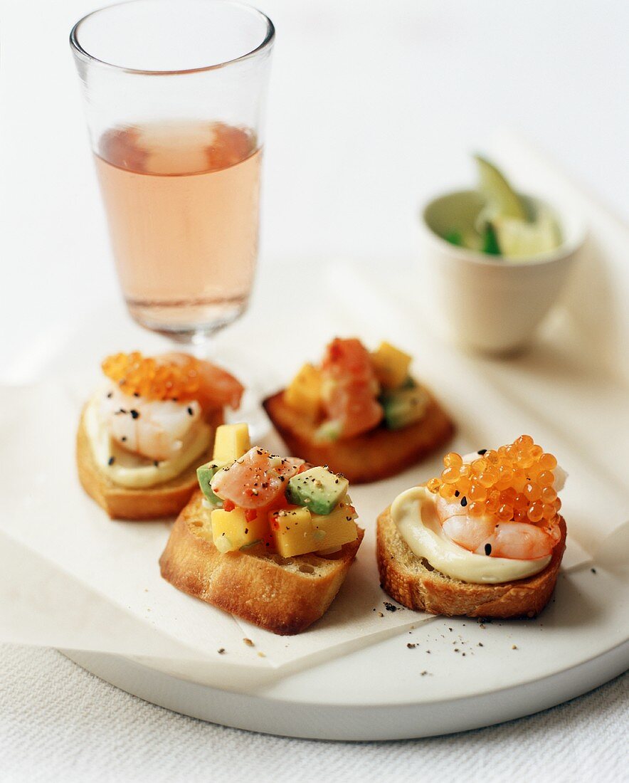 Verschiedene Canapés mit Meeresfrüchten