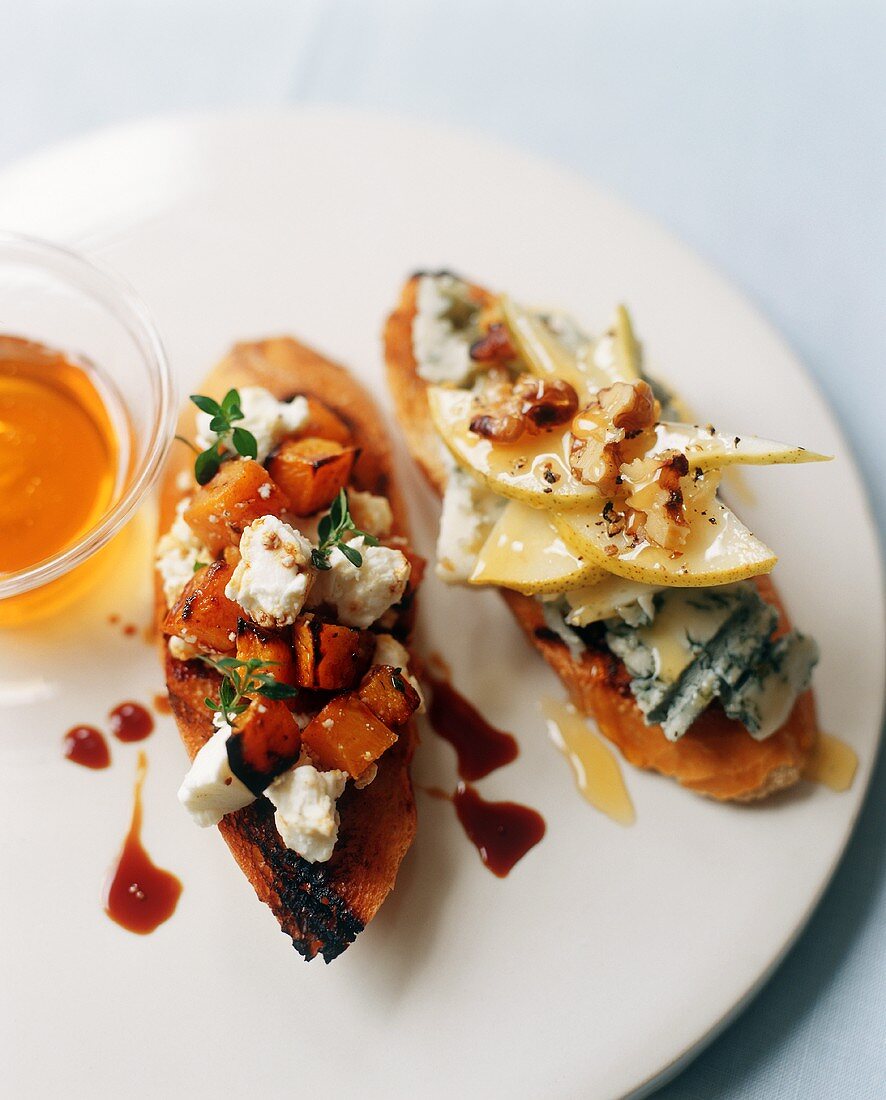 Crostini mit Ziegenkäse und Kürbis, Crostini mit Stilton und Birne