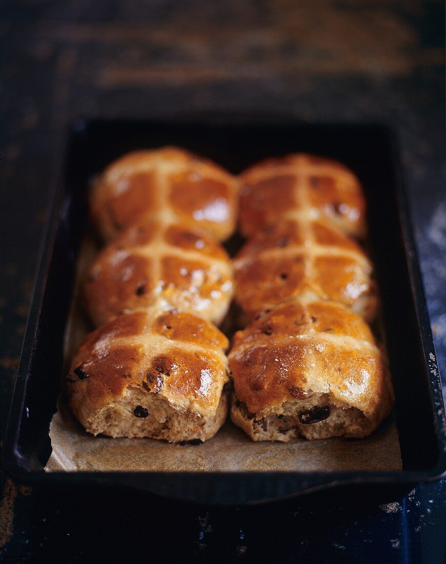 Mehrere Hot Cross Buns auf Backblech