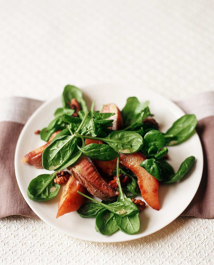 Spinatsalat mit Brunnenkresse, Entenbrust und Quitten