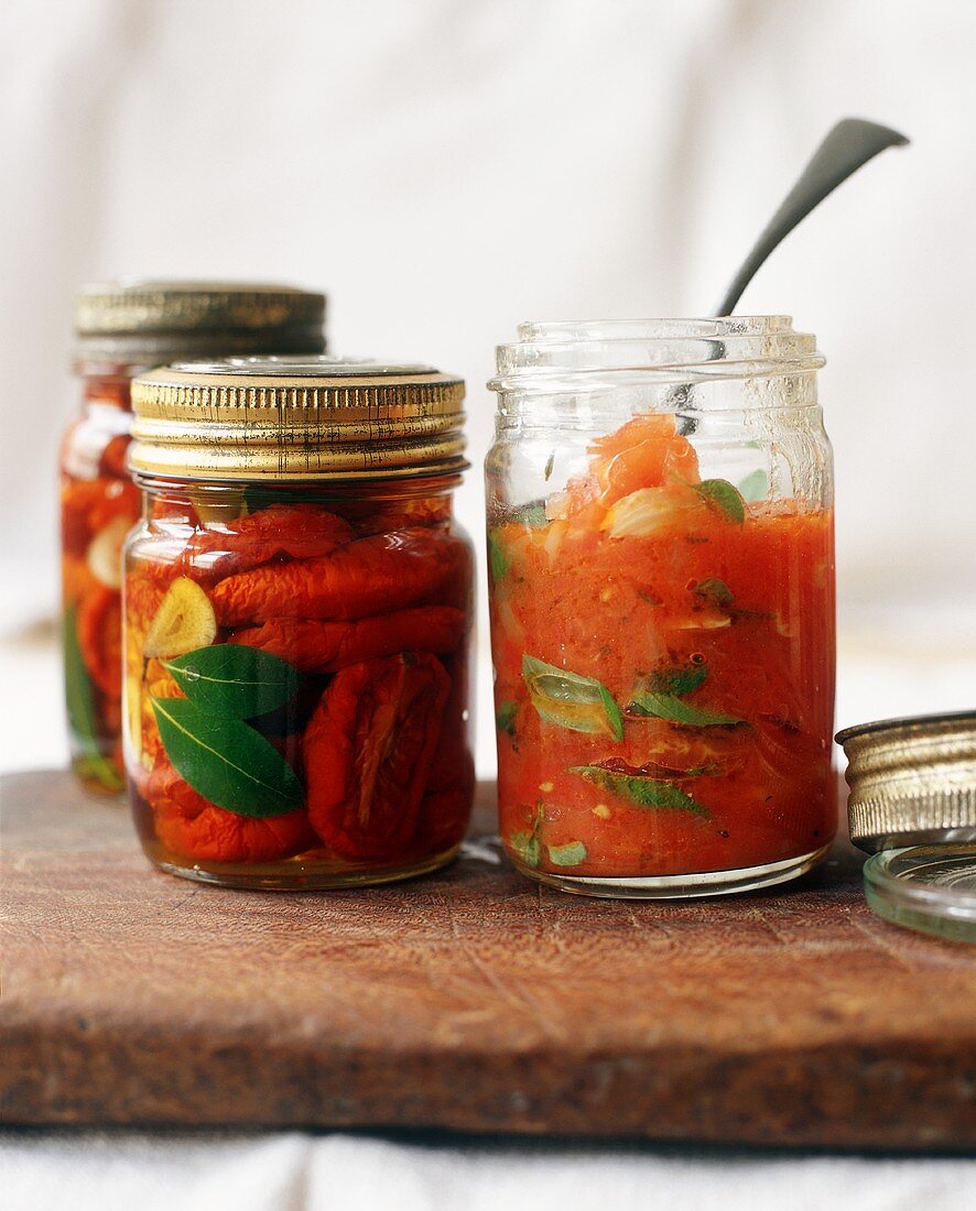 Eingelegte getrocknete Tomaten und ein Glas Tomatensauce