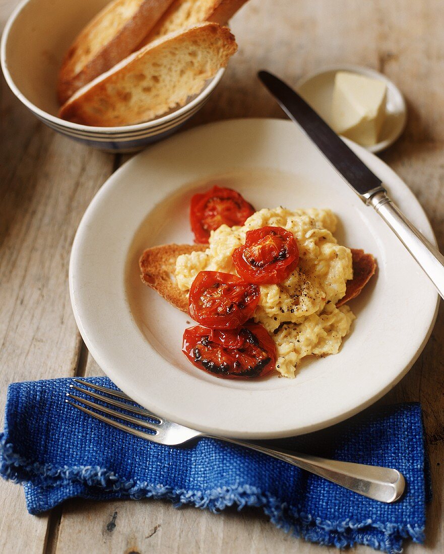 Toast mit Rührei und Tomaten