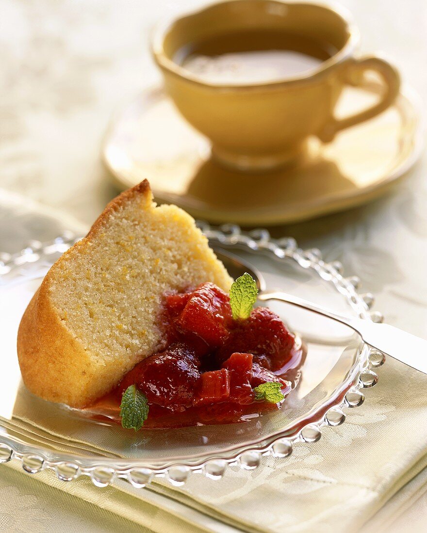 Stück Pound Cake mit Fruchtkompott und Tasse Kaffee (USA)