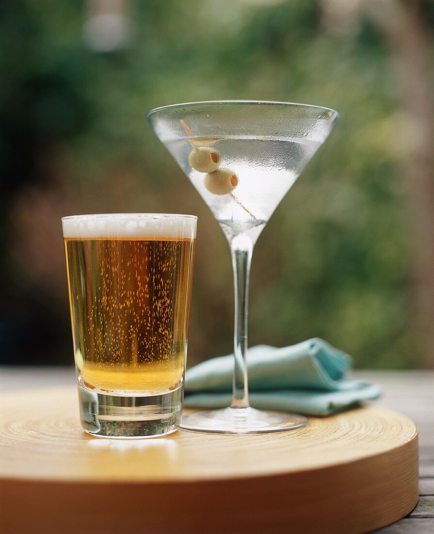 Ein Martini und ein Glas Bier