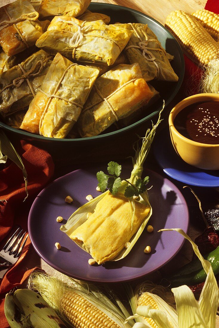 Tamales-Päckchen mit Maiskolben und Dip