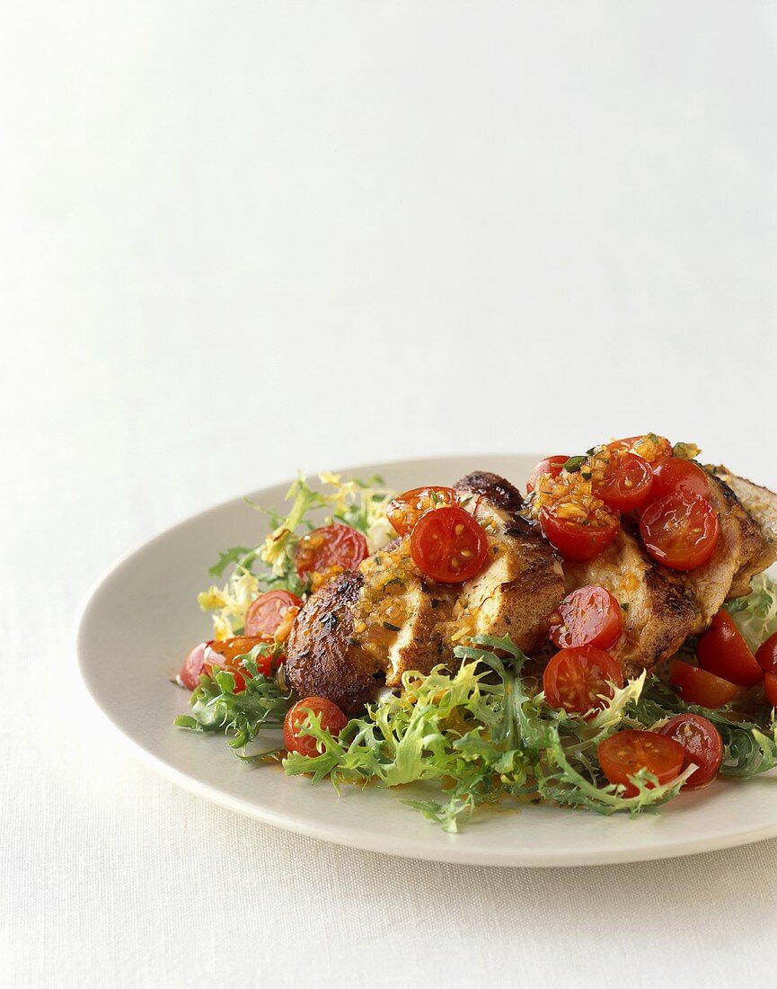 Gebratene Hähnchenbrust mit Cocktailtomaten auf Frisée