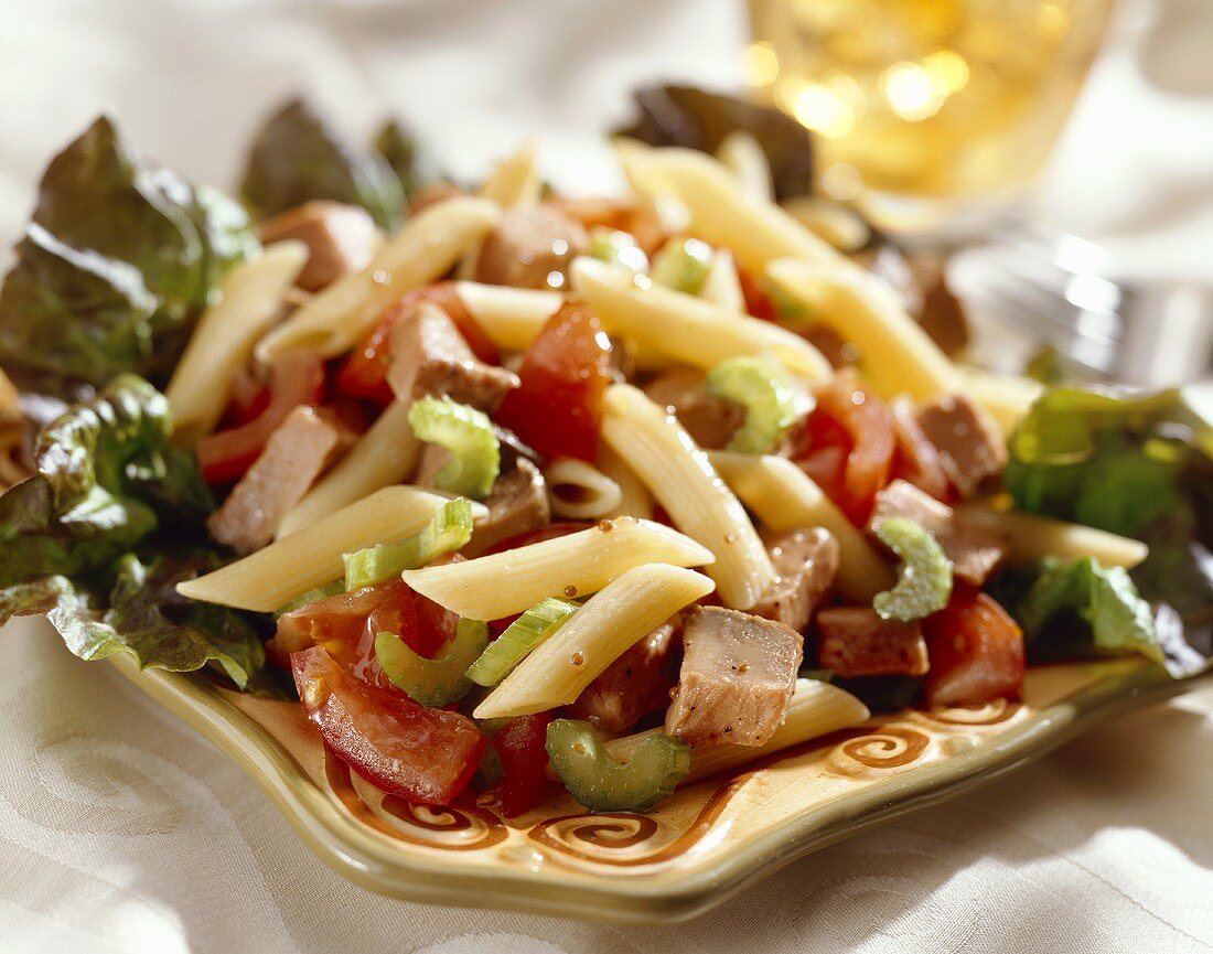 Penne mit kaltem Schweinefleisch, Stangensellerie und Tomaten