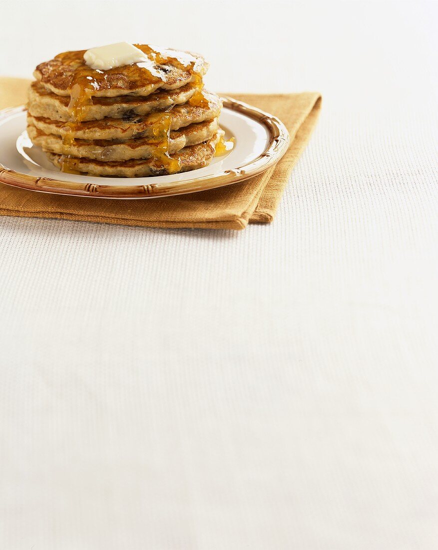 Stapel Pancakes mit Butter und Konfitüre