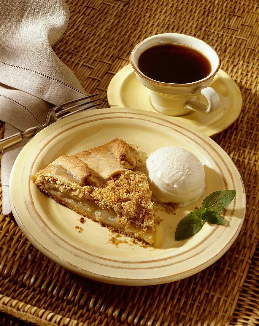 Apple Pie à la Mode mit Vanilleeis und Kaffee
