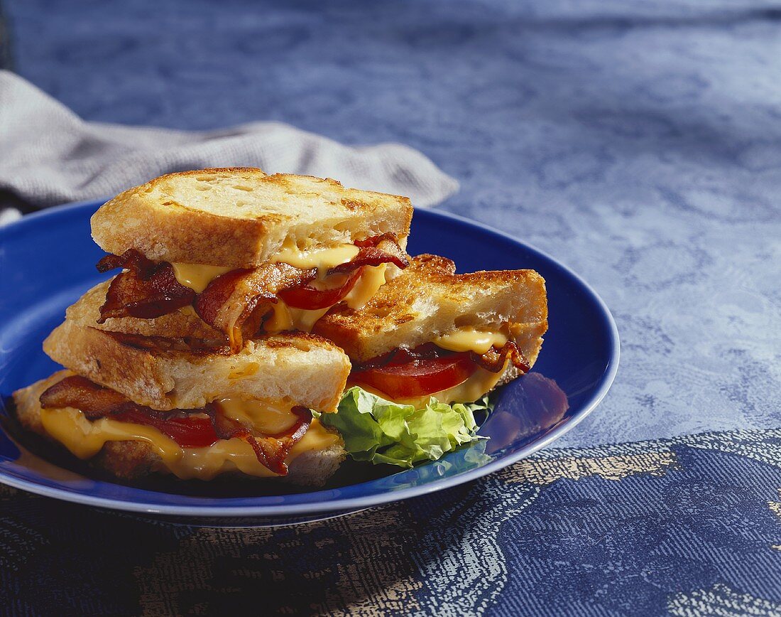 Sandwich mit gegrilltem Speck, Käse und Tomaten