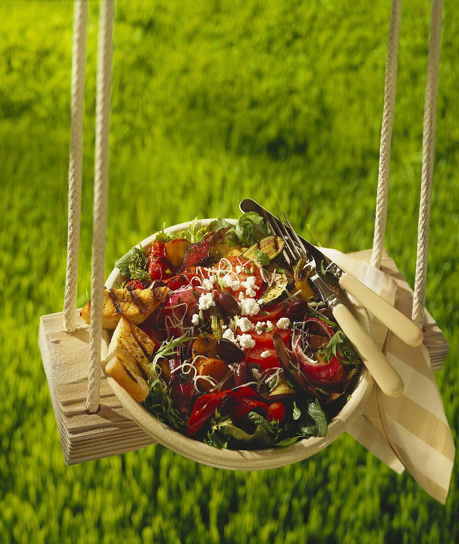 Salat von Grillgemüse, Feta und Knoblauchtoast auf Schaukel