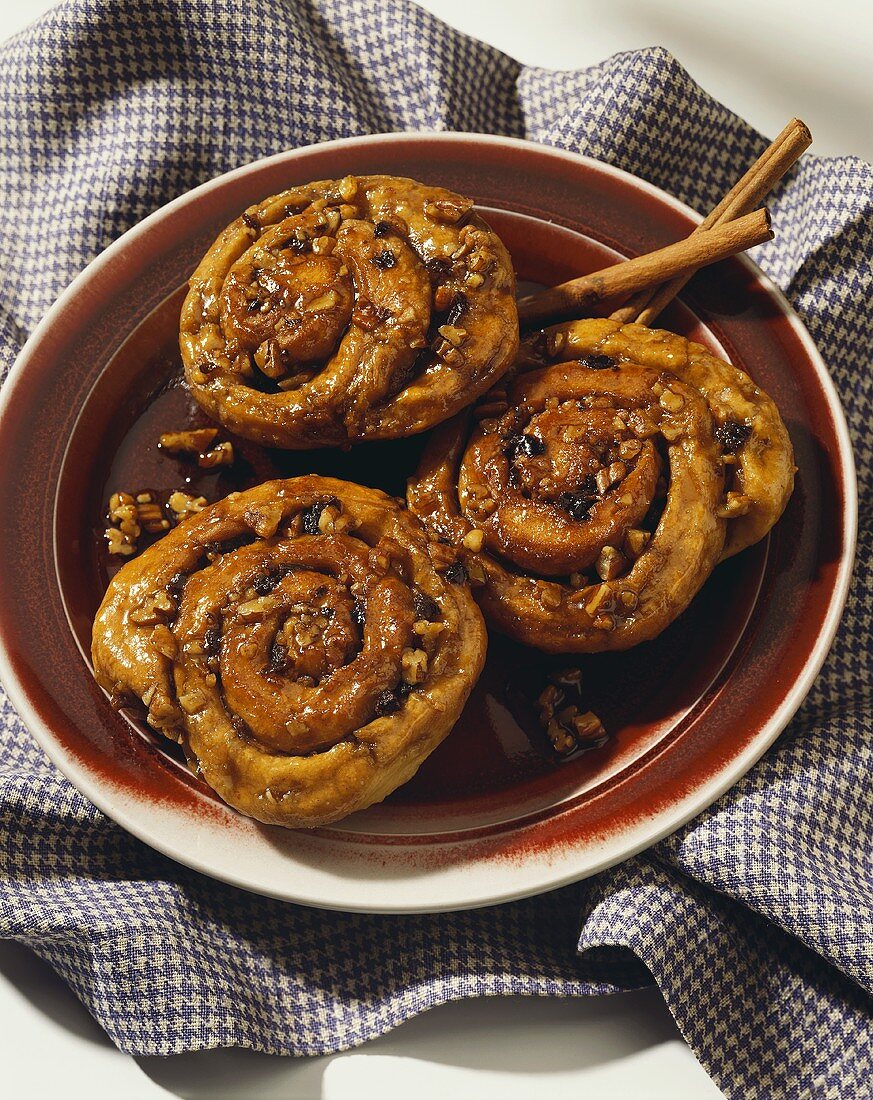 Cinnamon Rolls with Pecans and Raisins