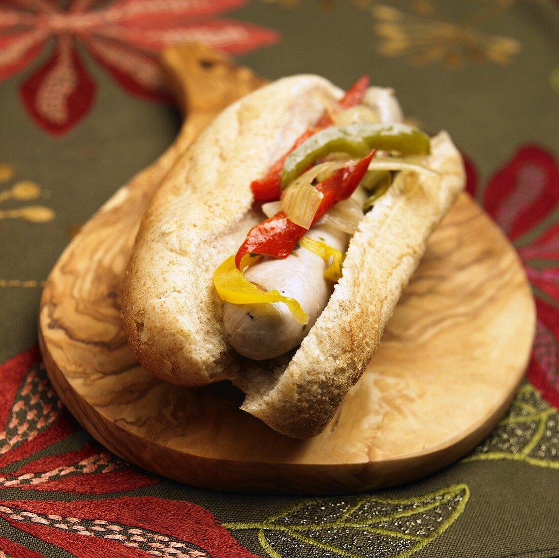 Wurst mit Zwiebeln und Paprika in Vollkornbrötchen