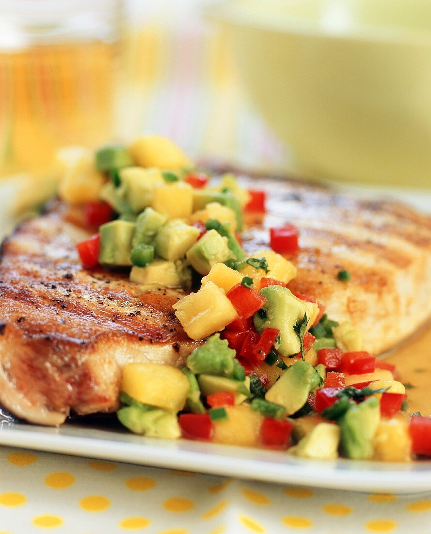 Schwertfisch mit Avocado-Ananas-Salsa