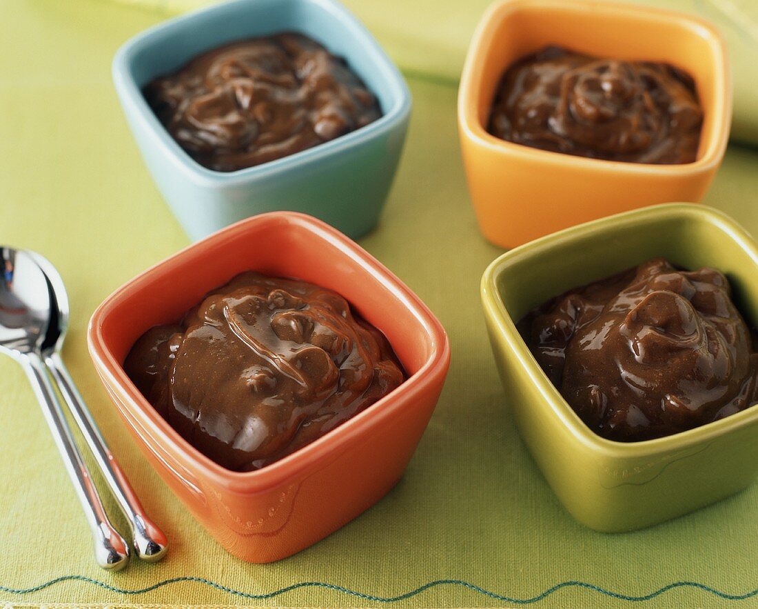 Schokoladenpudding in vier bunten Schälchen