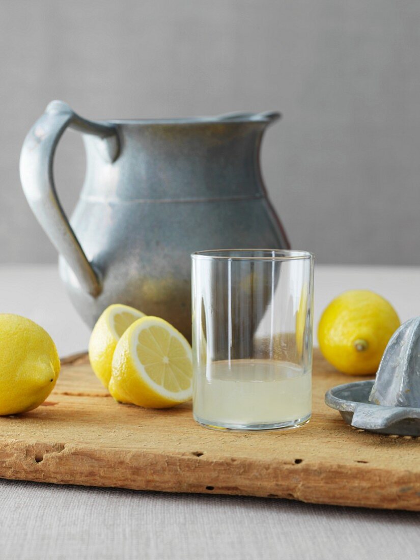 Frisch gepresster Zitronensaft im Glas, Zitronen,Presse,Kanne