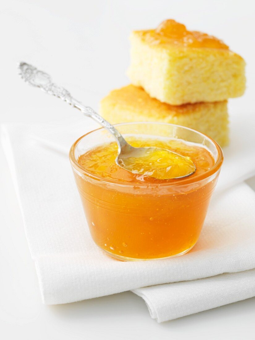 Orangenmarmelade mit zwei Schnitten Orangenkuchen