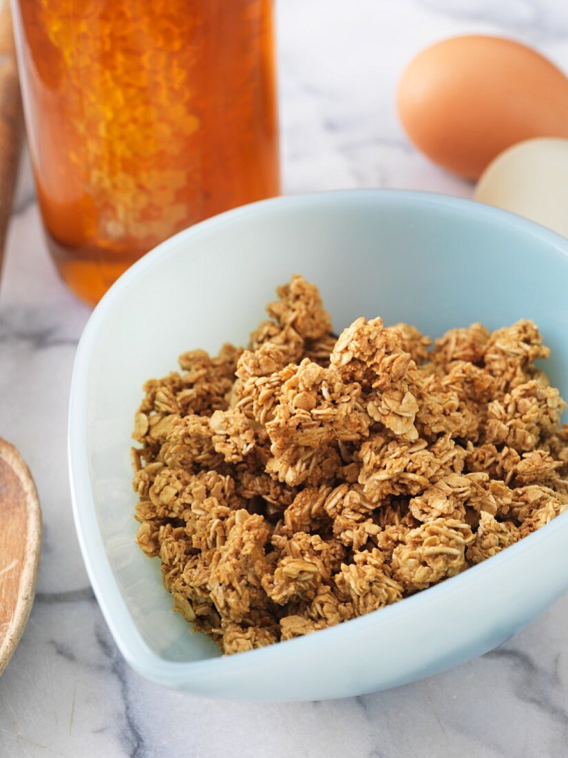 Eine Schüssel Granola und ein Glas Honig