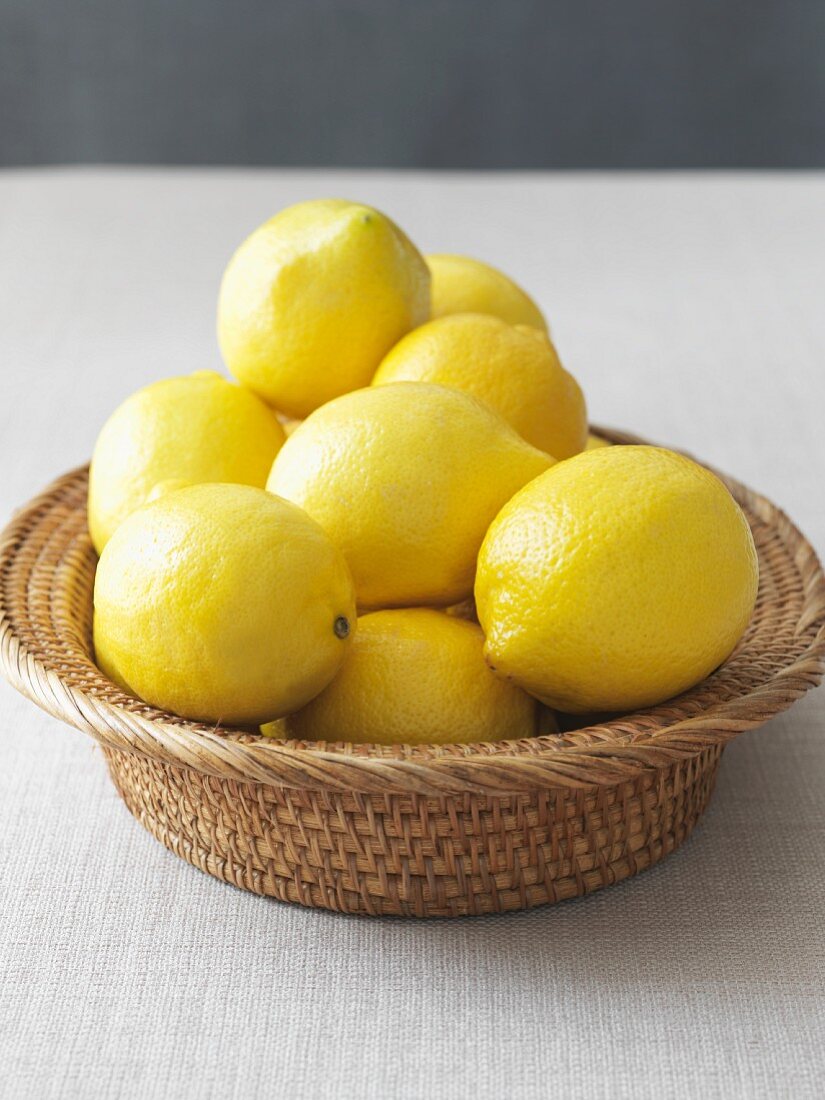 Zitronen in einem Obstkorb