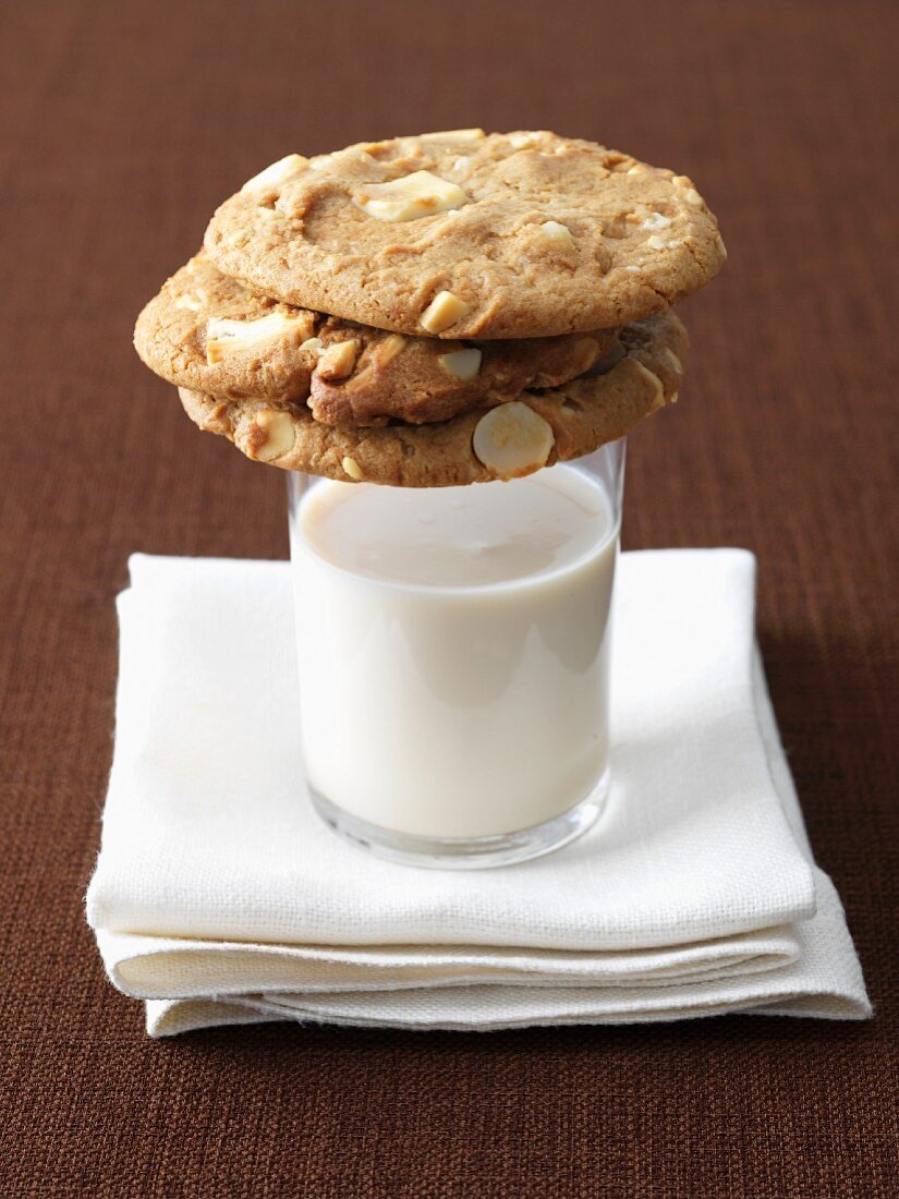 weiße Chocolate Chip Cookies auf einem Glas Milch