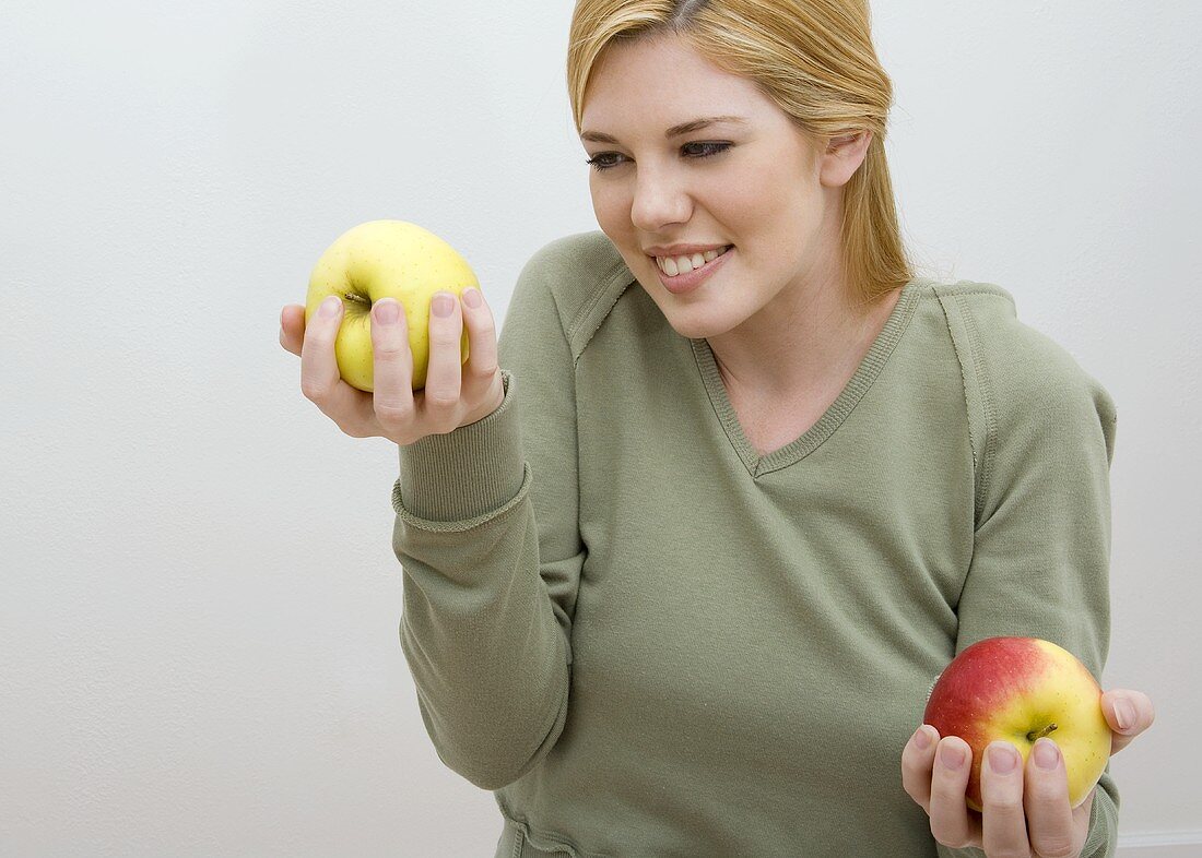Frau hält zwei Äpfel