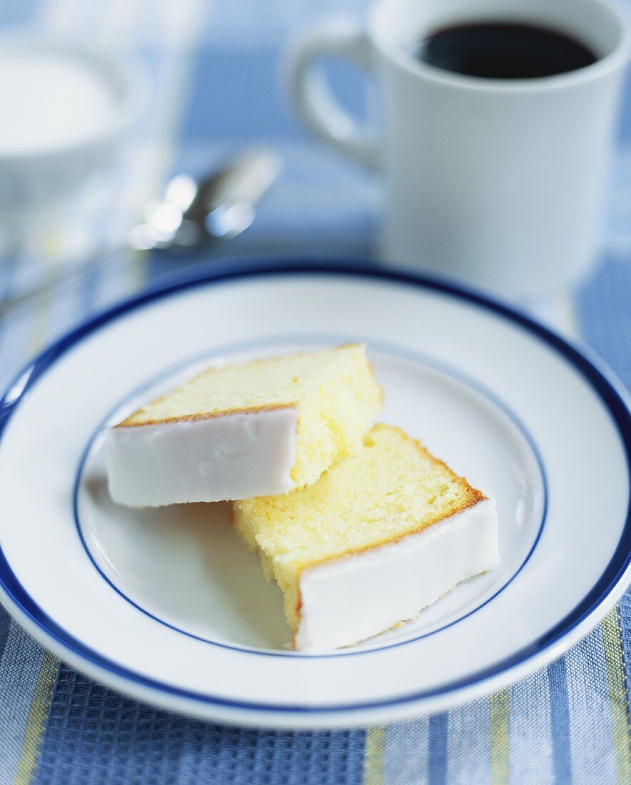 Ein halbiertes Stück Zitronenkuchen mit Zuckerglasur