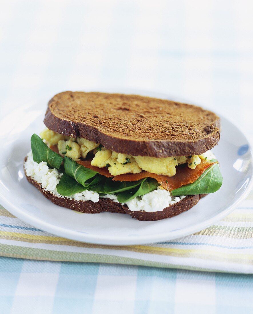 Eiersandwich mit Räucherlach, Spinat und Ziegenkäse