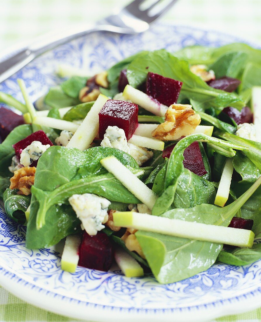 Spinatsalat mit Apfel, Rote Bete und Walnüssen