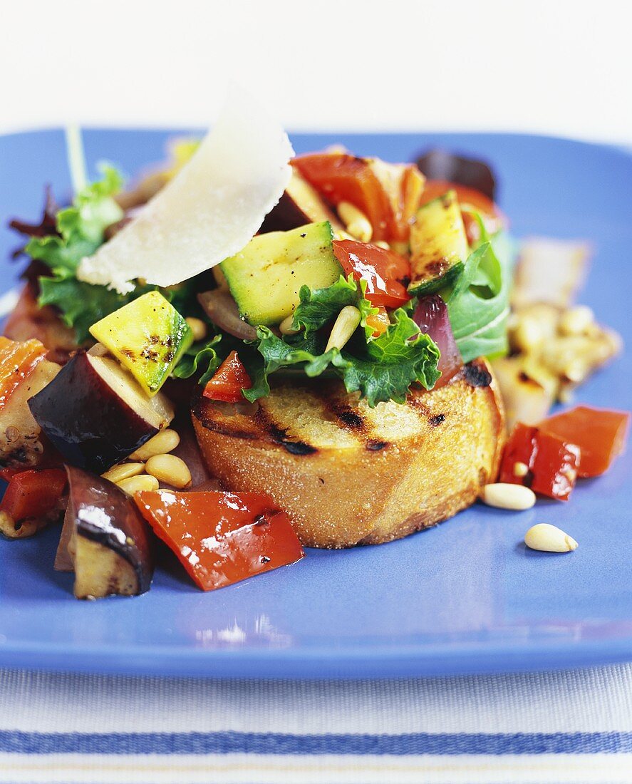 Salat von gegrilltem Gemüse auf Weißbrot