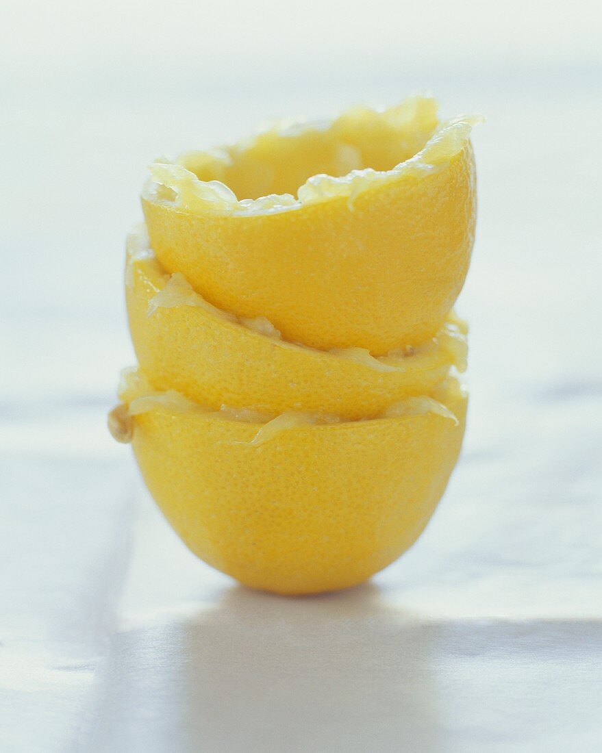 Drei ausgepresste Zitronenhälften