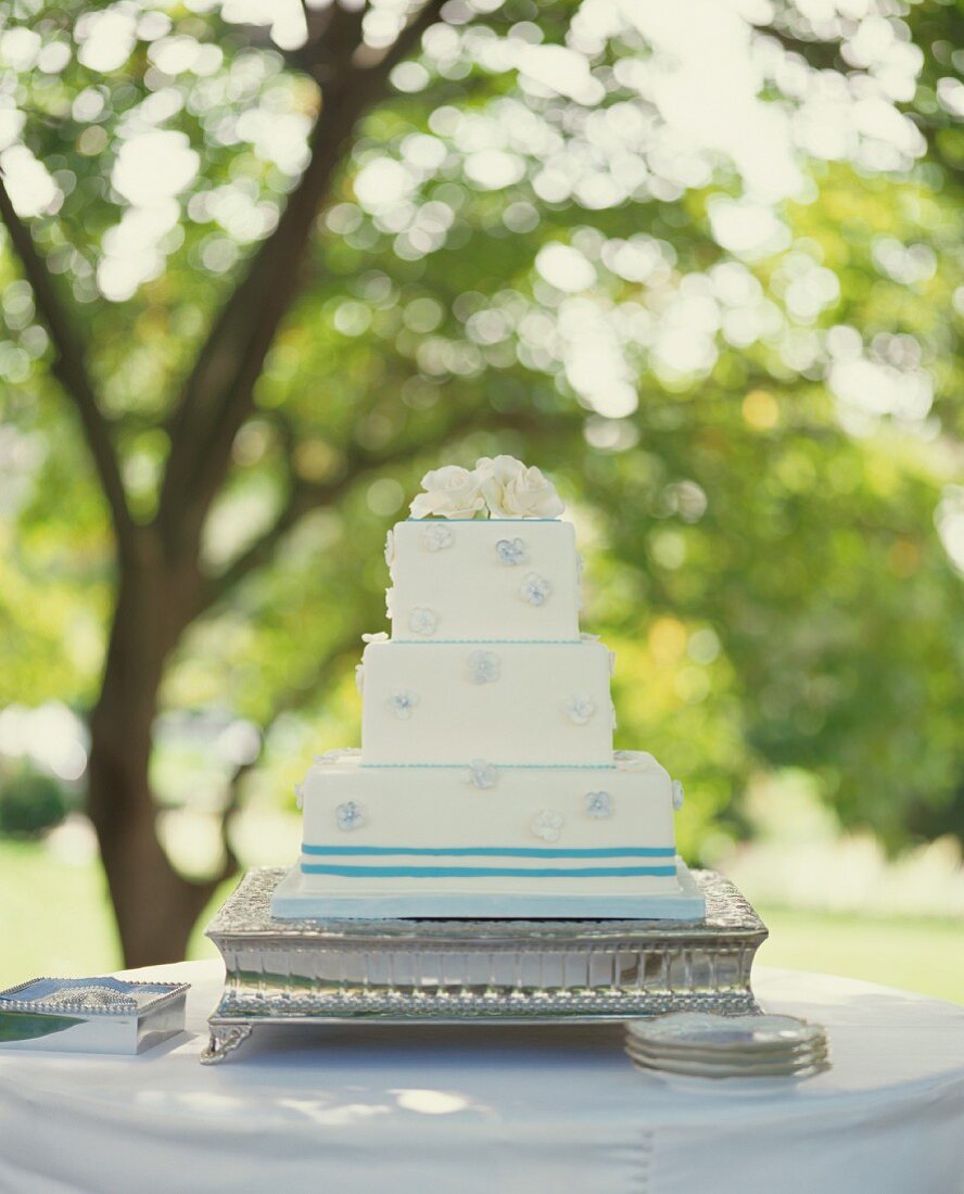 Dreistöckige Hochzeitstorte im Freien