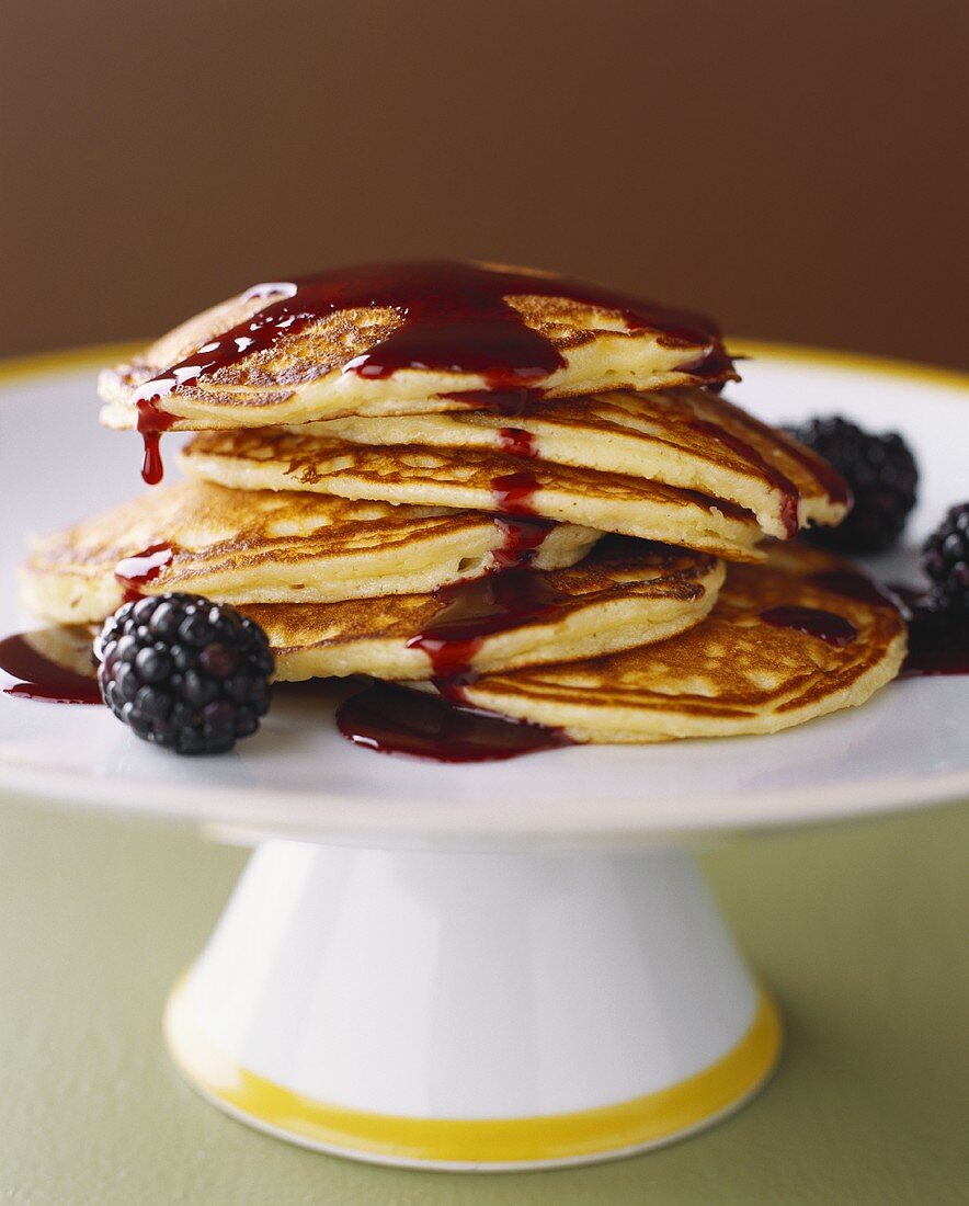 Pancakes mit Brombeersirup