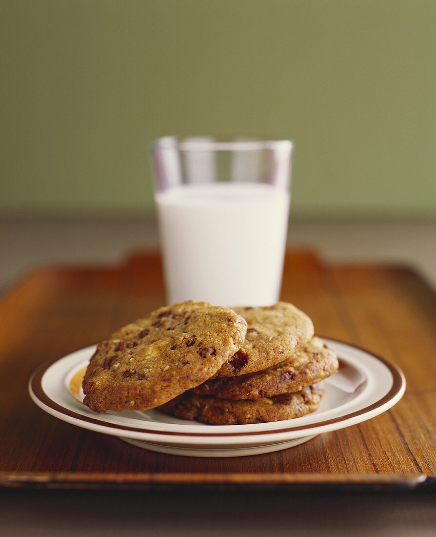 Chocolate Chip Cookies und ein Glas Milch