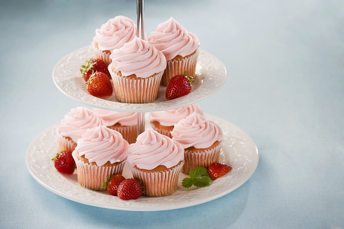 Mehrere Erdbeer-Cupcakes auf Etagere