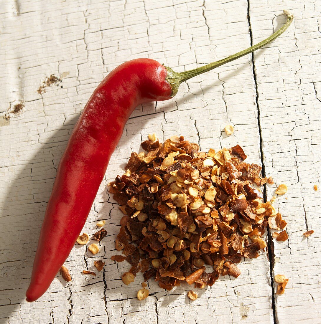 Rote Chilischote und getrocknete Chiliflakes