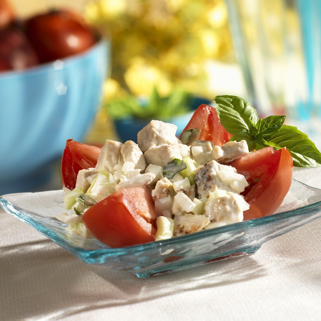 Hähnchensalat auf Tomaten