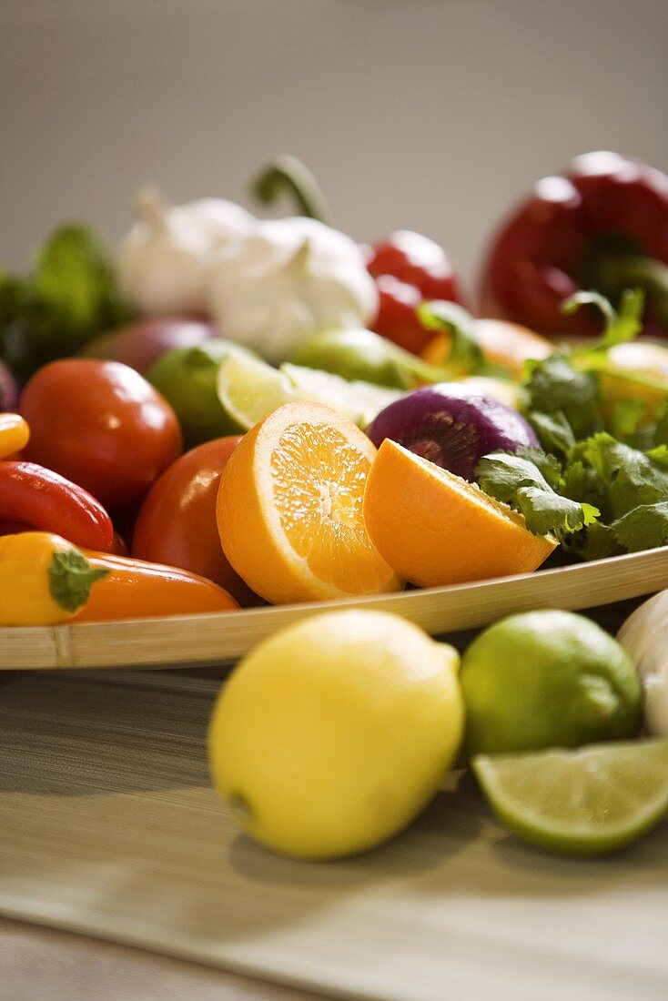 Stillleben mit frischem Gemüse und Obst