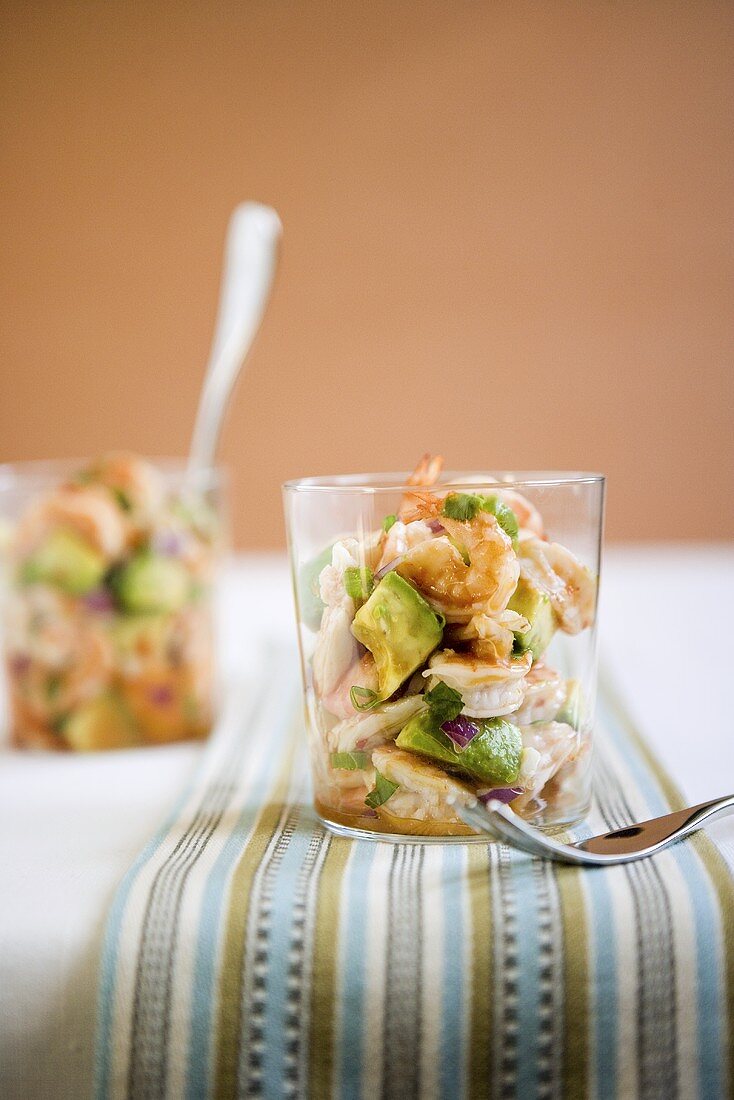 Garnelen-Salat mit Avocado und Koriander in Gläsern