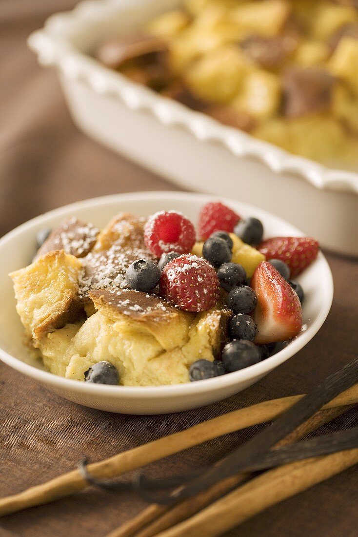 Brotpudding mit frischen Beeren in einer Schüssel