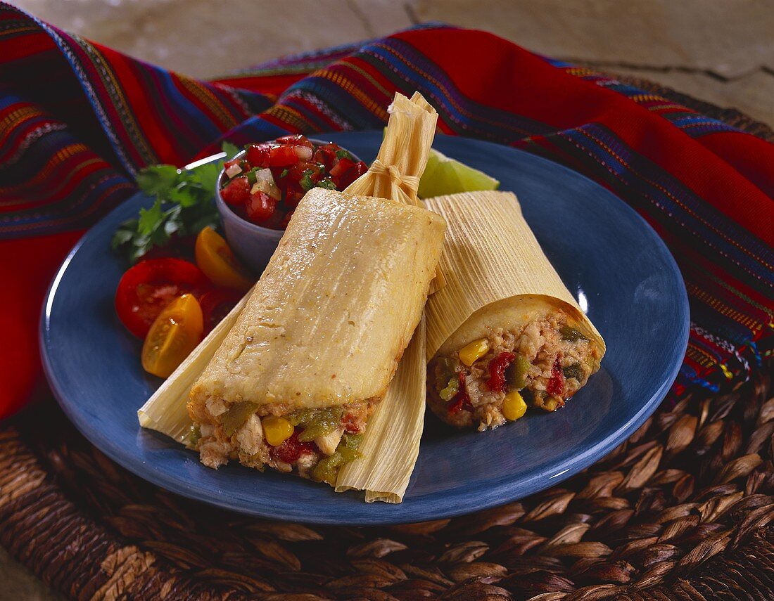 Zwei gefüllte Tamales (Mexiko)