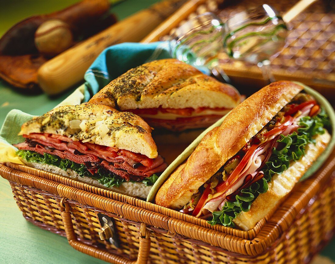 Drei verschiedene Sandwiches in einem Picknickkoffer