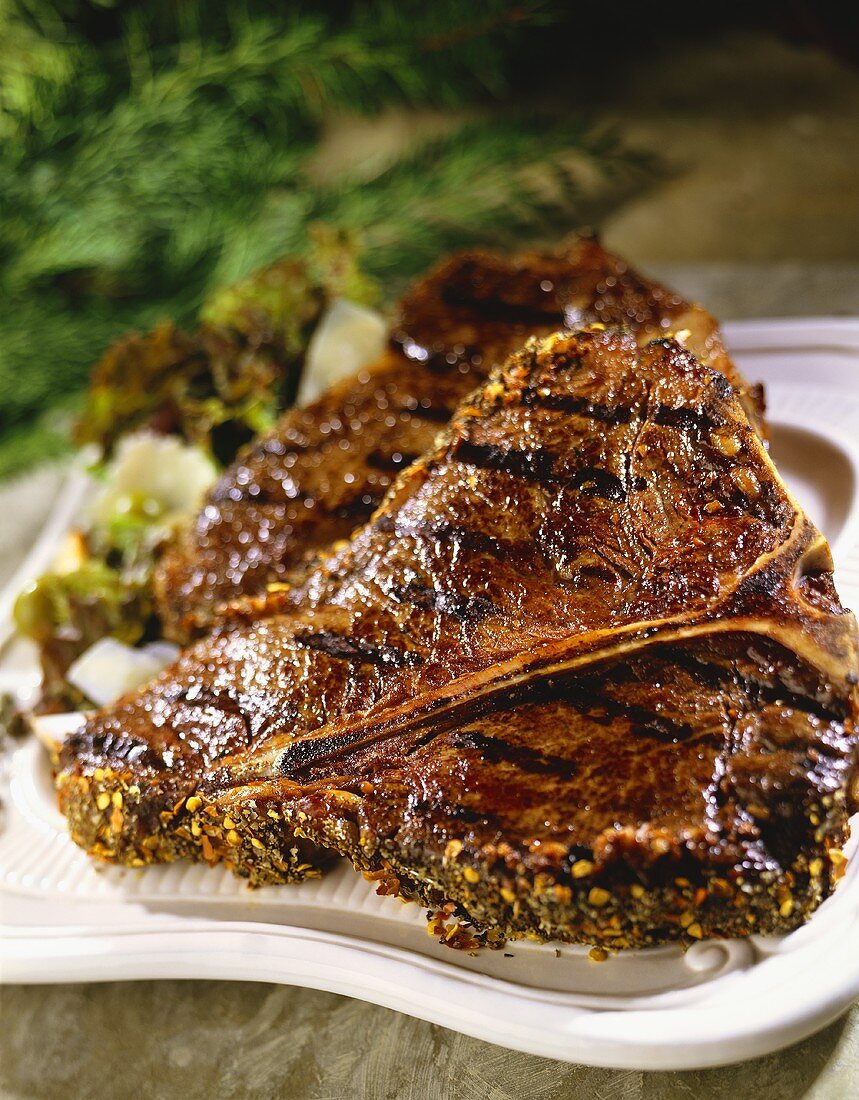 Zwei gegrillte T-Bone-Steaks mit Kräuterkruste